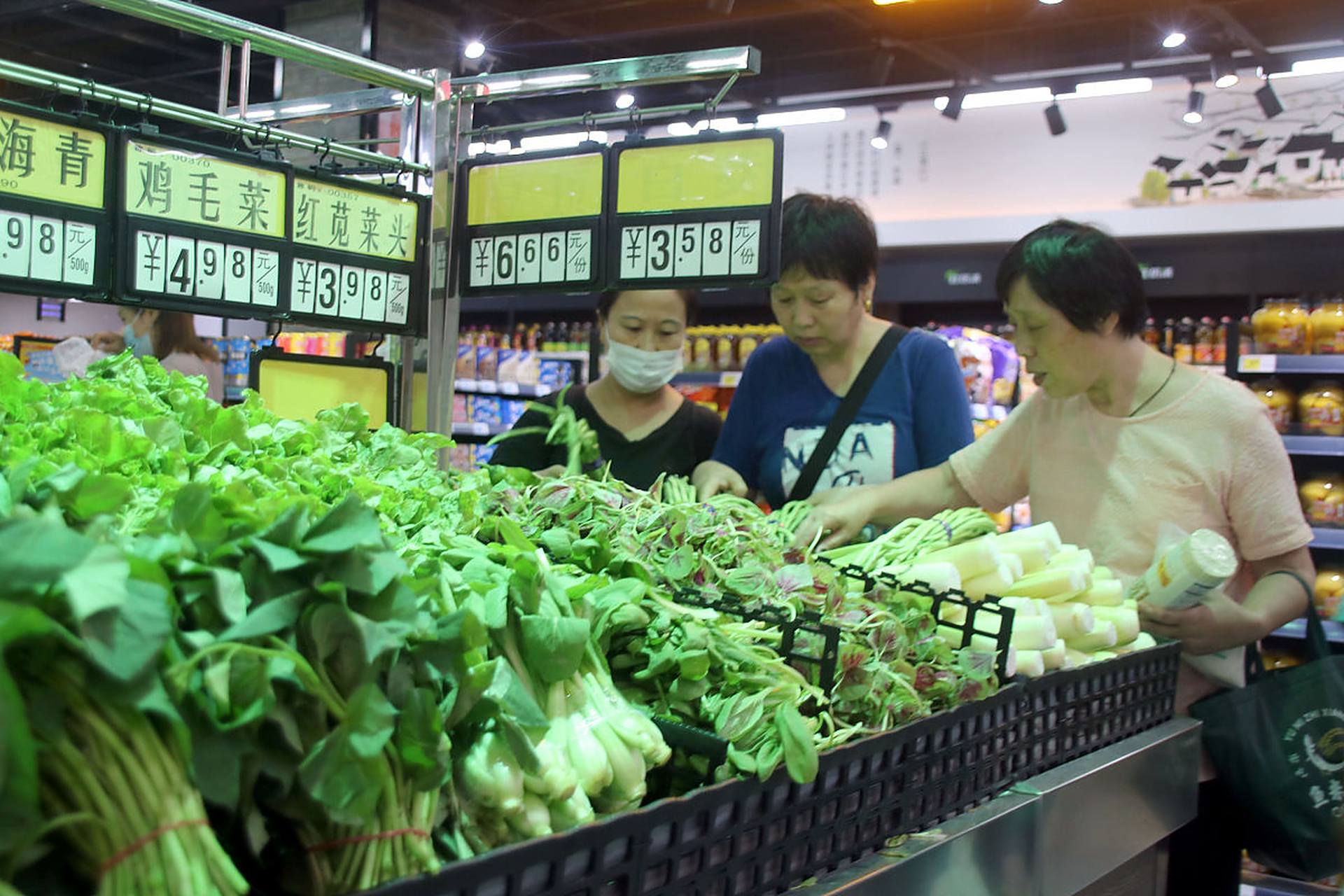 河南一个小伙靠家里给的20万老婆本在小区门口开了家蔬菜店,经营了