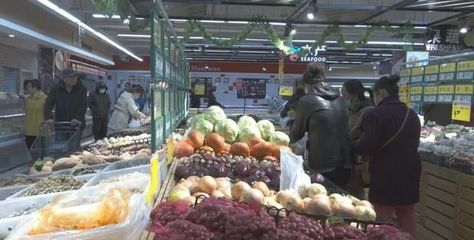 牙克石市节日市场蔬菜供应充足，购销两旺显繁荣